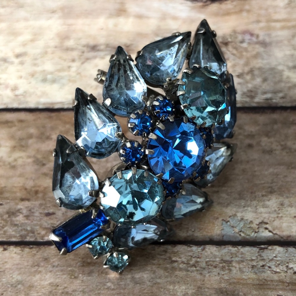 VIntage brooch blue rhinestones